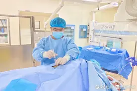 巧用“骨水泥”灌注微创治疗，烟台山医院为百岁骨折老人成功手术图片