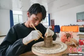 青海班玛：藏式传统“手造”黑陶  传承中焕发新生机图片