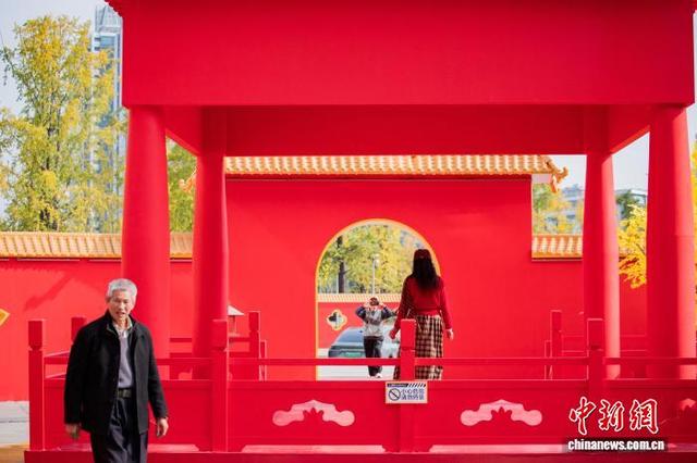 重庆：80米长“红墙限定皮肤”点缀城市 市民游客争相“打卡”