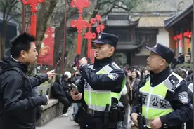 春节假期杭州西湖景区接待游客436万人次，这些身影很温暖图片