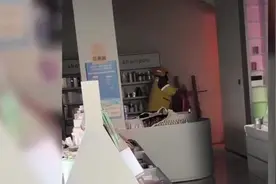 外卖小哥路遇店铺起火，手持灭火器直接冲了进去视频封面