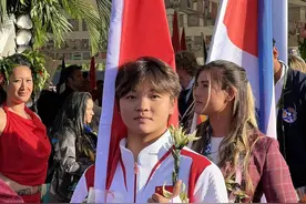 四川凉山冲浪少女杨思琪止步奥运16强 母亲：她非常勇敢，希望再接再厉，为国争光图片