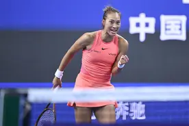 对手一度落泪，郑钦文逆转晋级中网四强，将与“木火娃”争夺决赛名额图片