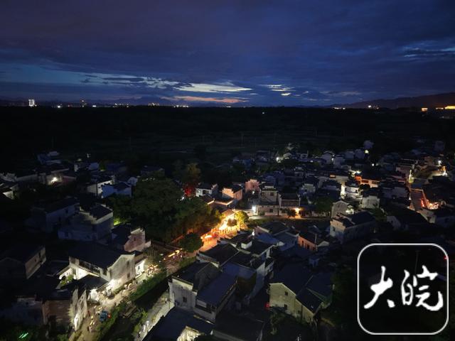 徽州千年古村夏夜：鱼灯穿街巷，烟花照黛瓦