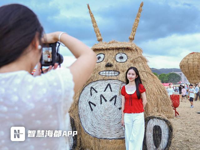 在稻田里看烟花！泉州惠安稻田艺术季首日吸引客流超10万人次