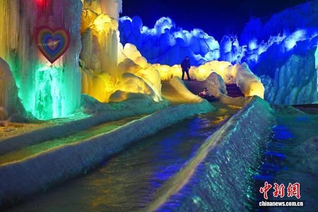 积石山大墩峡景区震后焕新：冰雪盛宴启幕 观冰瀑赏冰灯