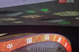 上半场国足2球落后，有球迷失望提前离场图片
