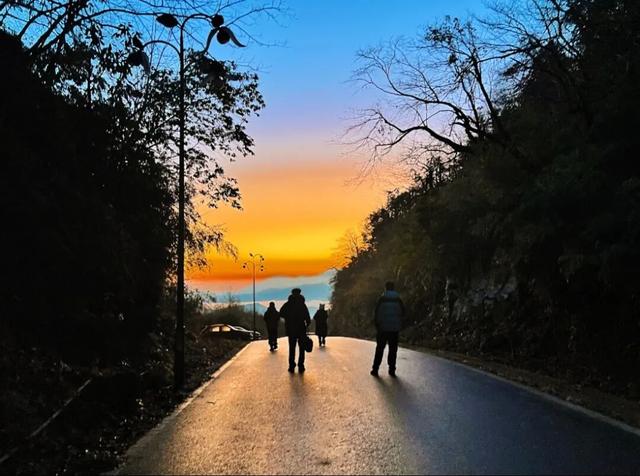 【直播倒计时1天】低至1元畅玩冬日瓦屋山，赏日出云海奇景！就在瓦屋山景区抖音直播间，明早8点准时开抢！