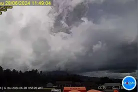 印尼伊布火山喷发 火山灰柱达7000米图片