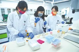 渔家姑娘，实验室里续写“海的故事”图片