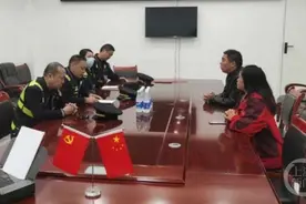 面对检查 这名驾驶员拒检逃逸图片
