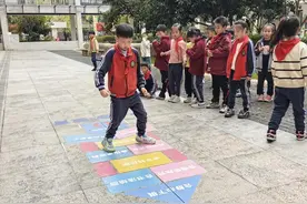 “跳格子”“手脚并用”“孵蛋配对”……这群孩子在课间玩得不亦乐乎图片