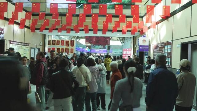 观“五花山”色 享生态康养｜伊春，藏不住了！“林都红”火爆出圈，景区人气爆棚！
