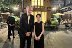 成都太古里“美女总裁”获晋升，她曾因陪同LV老板巡店走红图片