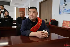 路遇事故与乘客合力救人！张望获“西安好的哥”称号，奖励六千元图片