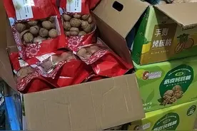 白血病妹妹面临巨额医药费，19岁姐姐摆摊卖核桃筹款：想让妹妹活下去 | 记者帮办图片
