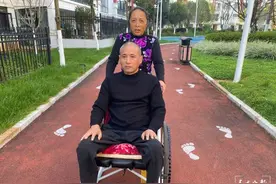 为爱坚守30年，她不离不弃照顾瘫痪丈夫图片