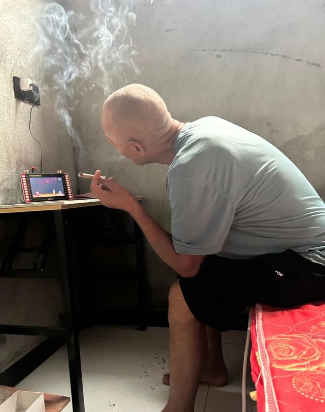 黑砖厂残障工人干不好被电钻刺胳膊