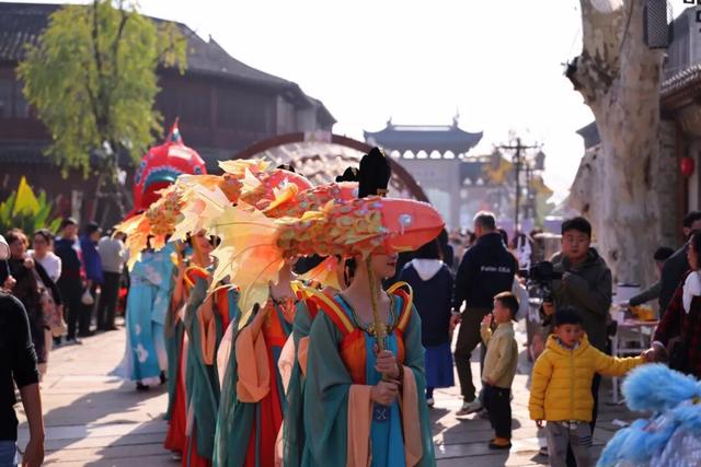 栖霞山人气爆棚，红叶超长待机！@友友们，错峰更有乐趣哦~