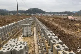 新发现！浮梁一古村田间修水渠时掘出千年陶瓷贸易街市遗存图片