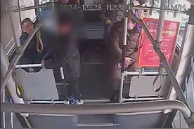 小男孩迷路公交车上大哭，细心驾驶员帮忙寻找家人图片
