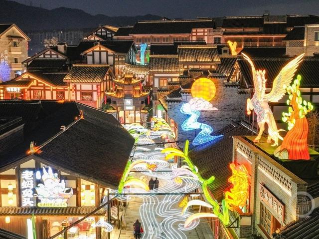 重庆磁器口“山海骐骥”灯会璀璨启幕，古镇夜色流淌神话光韵