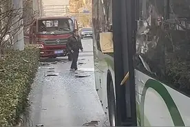 上海一公交车与货车发生碰擦！多块侧窗玻璃碎裂，散落车厢内图片