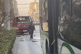 上海一公交车与货车发生碰擦，侧窗玻璃碎裂散落无人伤亡图片