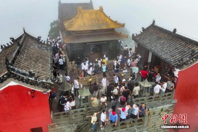海外华裔青少年登顶武当山享清凉
