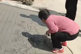 山西八旬老人用铁钉在水泥上作画惊艳网友，女儿很骄傲：村里人都请她画图片