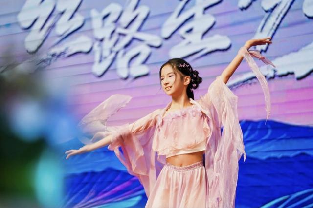 丝路星秀·光影嘉年华启幕 云南数字影视产业园科技赋能文化融合