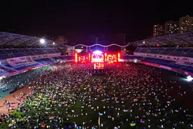 2023滕州泰格尔红荷音乐节万余名乐迷一同狂欢图片