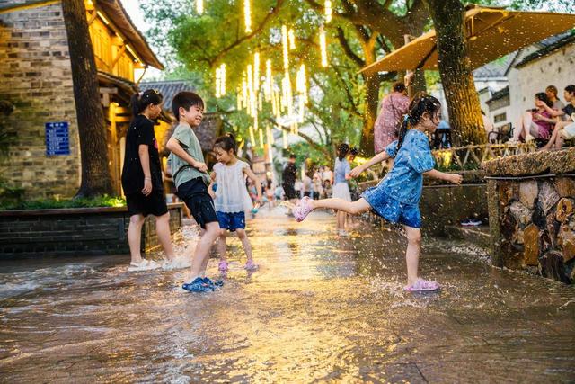 古镇“双子星”推出“水街”，让流量变留量