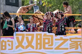 中外千余对双胞胎相聚云南墨江图片