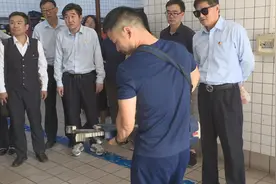 击碎玻璃、体验触电……49路公交人的安全意识更强了图片