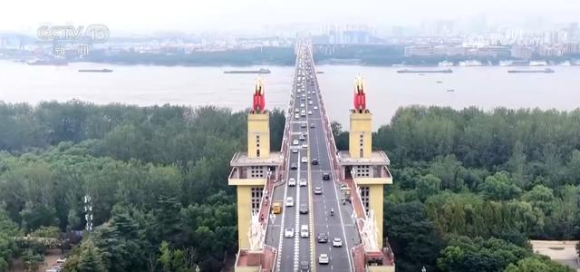 国旗扬、花锦簇，节日氛围感拉满！各地盛装迎国庆 满城尽是“中国红”