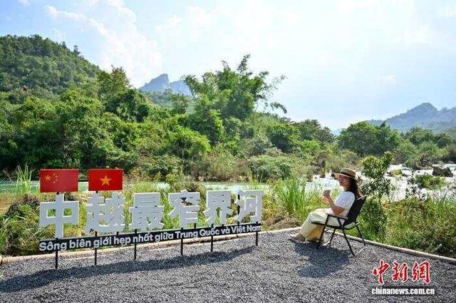 中越边境游暑期添新趣 游人探洞寻“咖”畅玩跨境之旅