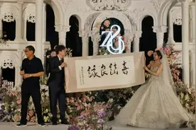 他们结婚了！证婚人徐根宝竟穿件旧衣服……图片