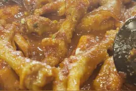 在成都冬日氛围中 “红”出一份热乎乎的韩式辣鸡爪图片