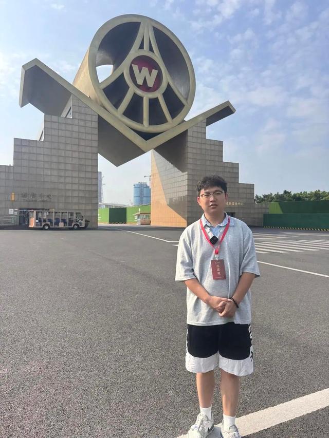 小伙带开盖五粮液上高铁被拦，当场2分钟喝完8两，事后收到五粮液寄来的两瓶白酒，还受邀到宜宾参观酒厂