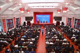 荷兰首相马克·吕特访问北京大学并与师生交流座谈图片