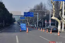 蛇年第一天武汉道路整体畅通有序，但黄鹤楼停车场已满，部分高速公路有雾图片
