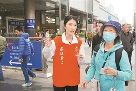 深圳启动春运“暖冬行动” 一抹“志愿红”照亮千条万条回家路图片