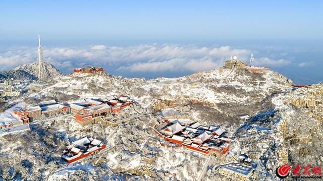 泰山冬日初雪 漫山银白如画