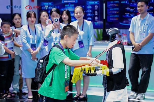 四大展区绘就数智新图景！中国电信携“优数精算 星辰智惠”亮相2025数博会