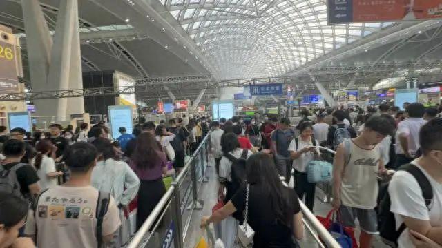 多条地铁延时运营、封站！北京紧急公告！各地人头攒动，有人高速9小时没开出广东