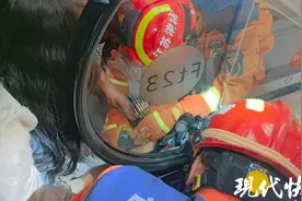 女童右脚卡进商场扶梯，消防破拆救人图片