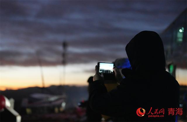 青海同宝山：日出美景引客来