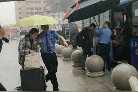 与暴雨较量5小时，他紧急转运3000旅客图片
