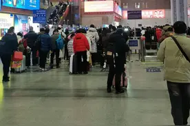 春运第一天，返乡的年轻人们“轻装上阵”，他们的行李箱里都有些啥？图片